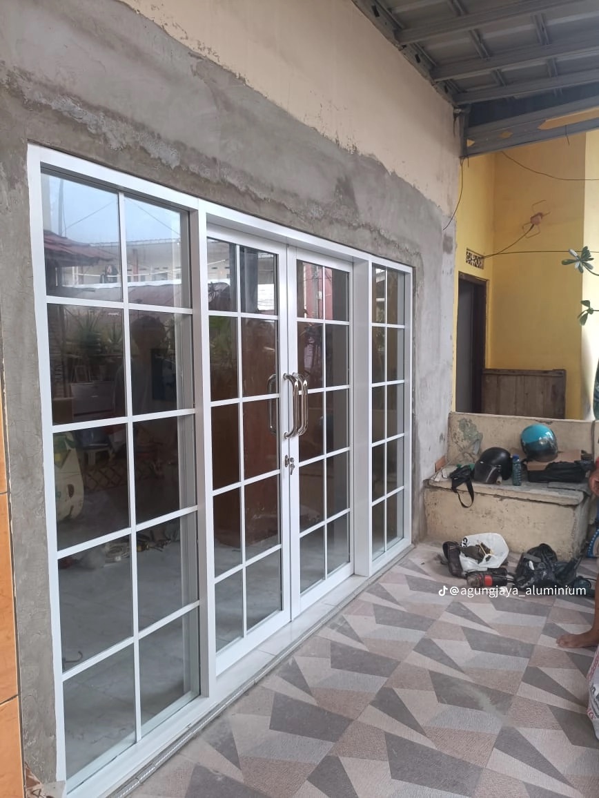 Sliding Door 4 Daun Ornamen